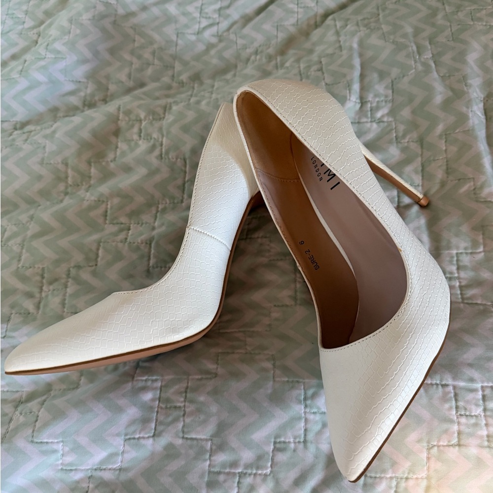 SIMMI London White Pointed Toe Heels Size 8